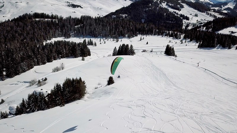 https://www.airmax-parapente.com/uploads/photos/galeries/photos/hd/parapente-clusaz5_541.jpg